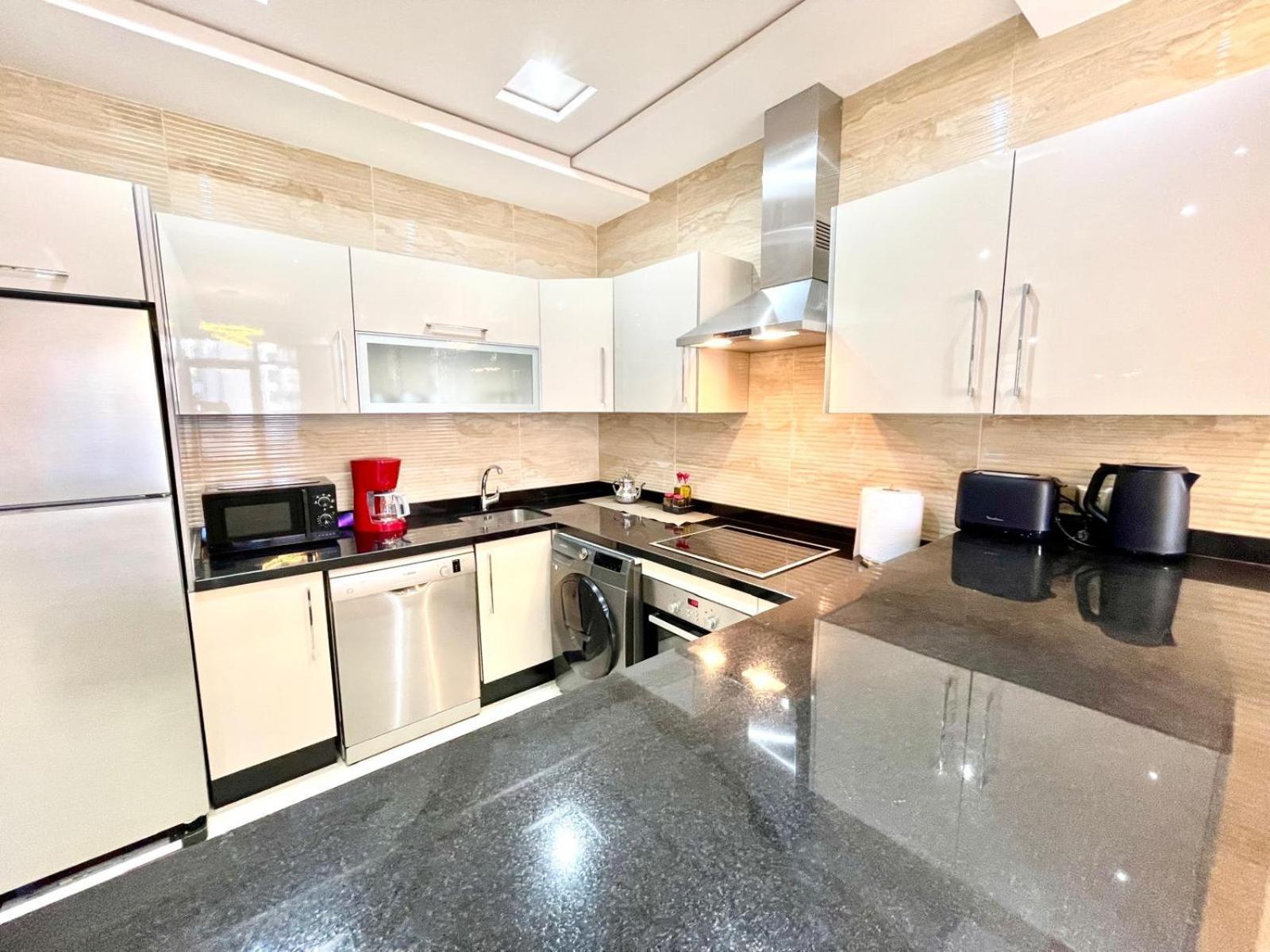 Modern Elegance With Sea Views In Central Tangier - Steps To Beach, Train And Attractions! Tânger Exterior foto